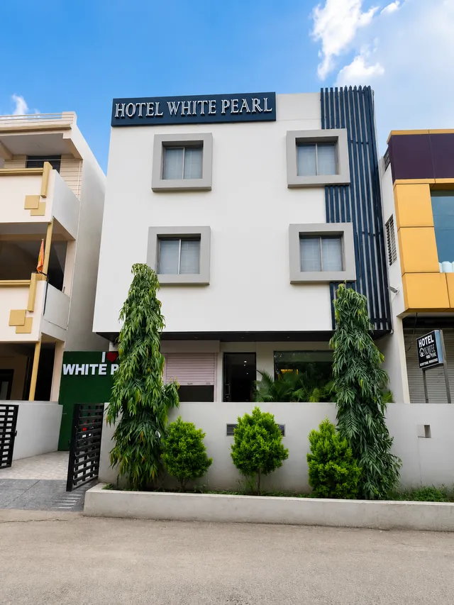 Hotel White Pearl Gopur Square, Indore — photo 2