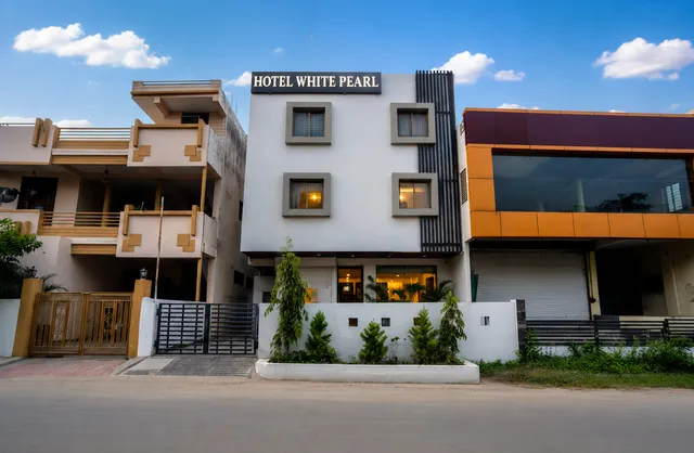 Hotel White Pearl Gopur Square, Indore — photo 1